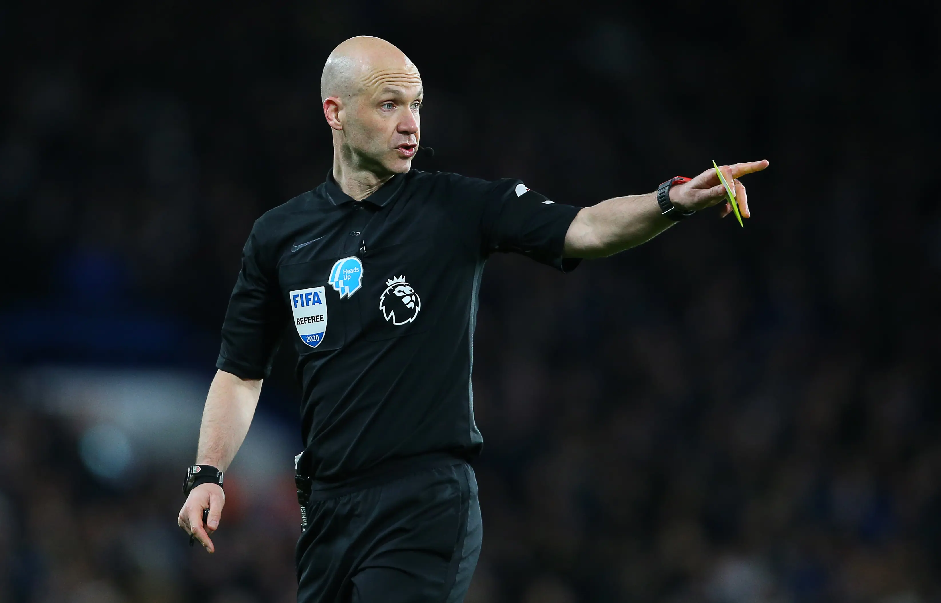 أنتوني تايلور: حوصر من قبل مشجعي روما بعد نهائي الدوري الأوروبي ٢٠٢٣ وفكر في اعتزال التحكيم