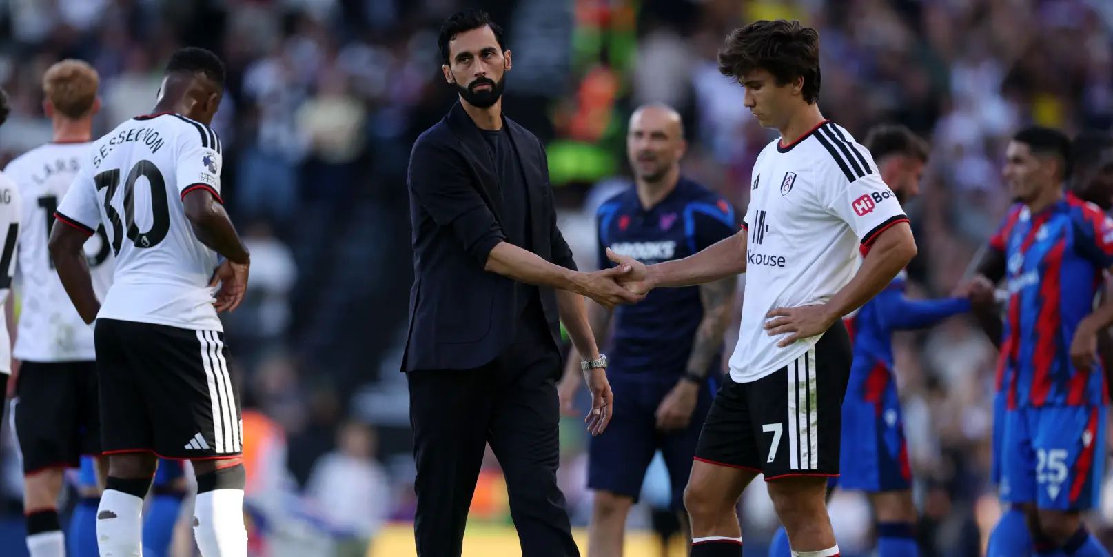 Três jogadores-chave se voltam contra ele: Álvaro Arbeloa pode se tornar o primeiro técnico da Premier League a ser demitido