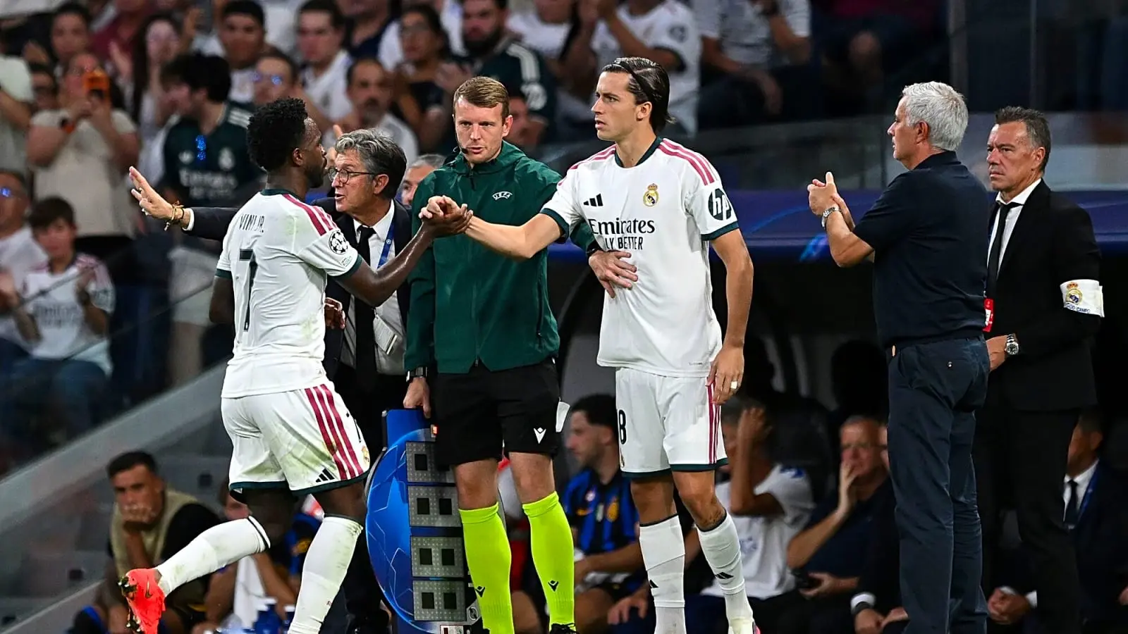 Nueva regla activada: Vinicius tardó más de 10 segundos en salir del campo, dejando al Real Madrid con 10 hombres durante los dos minutos finales