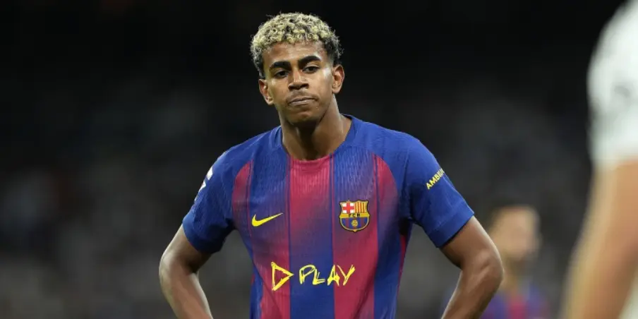 جناح برشلونة يامال يتغيب عن تدريب الخميس